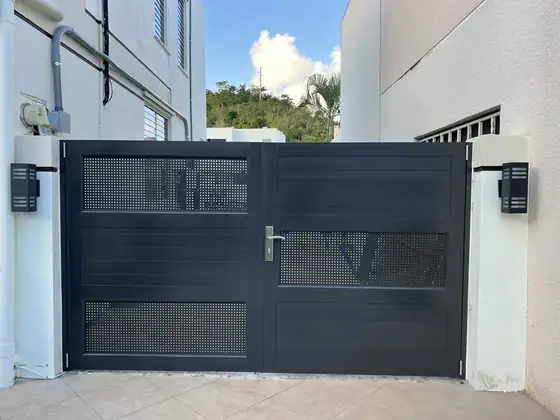 Puerta de garage instalada por Express Aluminum — foto 1