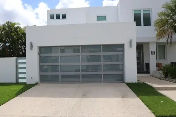 Puerta de garage instalada por Express Aluminum — foto 2