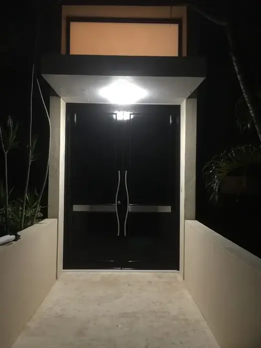 Puerta de aluminio instalada por Express Aluminum — foto 1