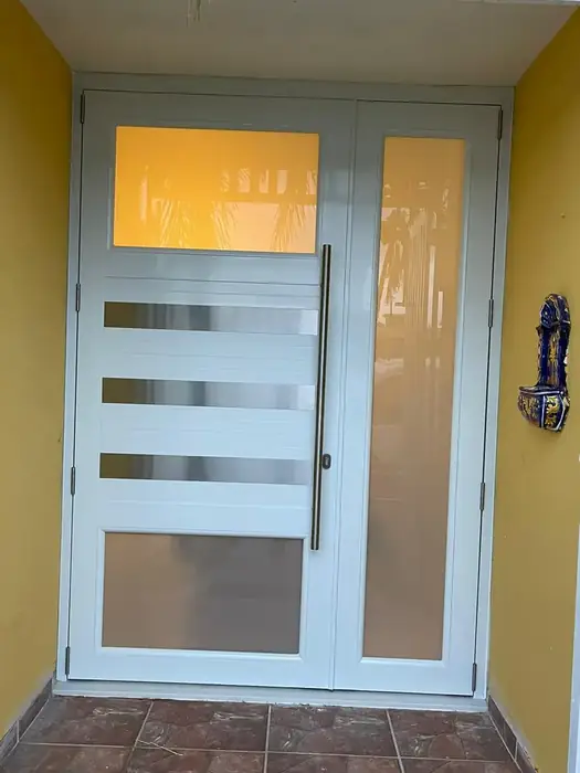 Puerta de aluminio instalada por Express Aluminum — foto 2