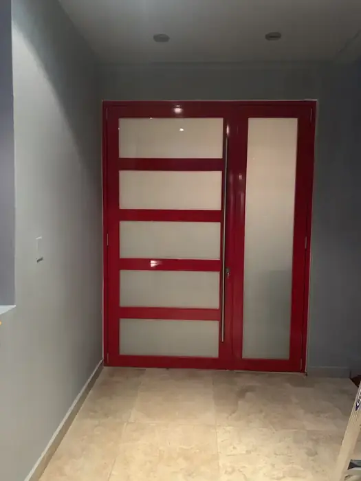 Puerta de aluminio instalada por Express Aluminum — foto 3