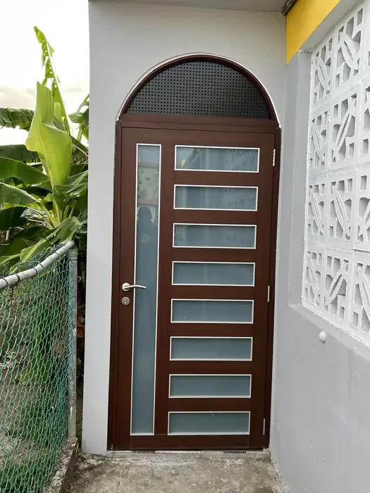 Puerta de aluminio instalada por Express Aluminum — foto 4