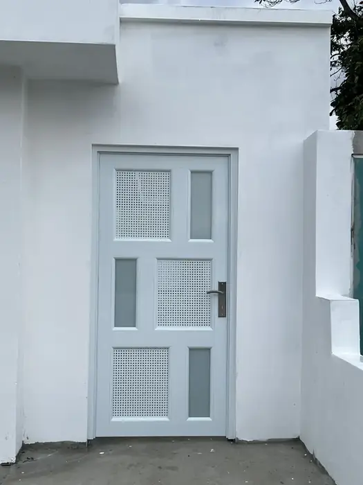 Puerta de aluminio instalada por Express Aluminum — foto 5