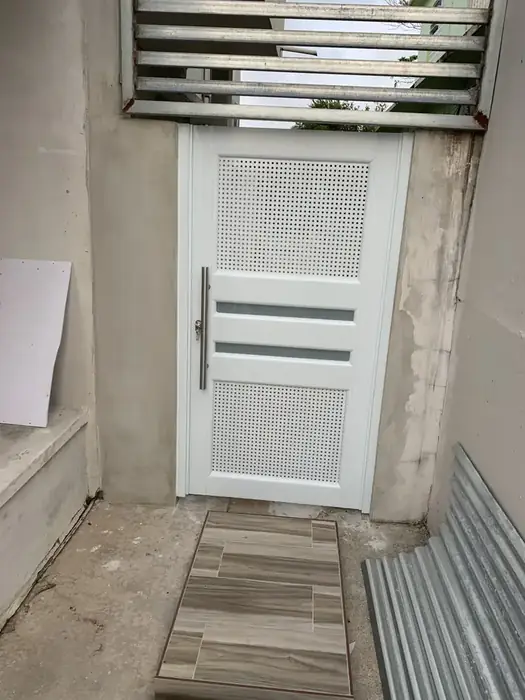 Puerta de aluminio instalada por Express Aluminum — foto 7