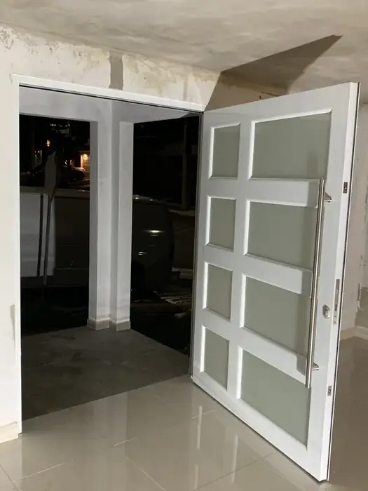 Puerta de aluminio instalada por Express Aluminum — foto 8