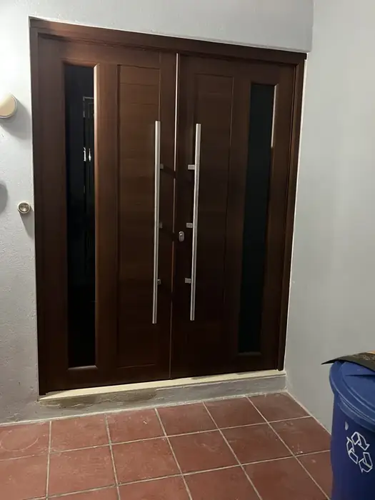 Puerta de aluminio instalada por Express Aluminum — foto 9