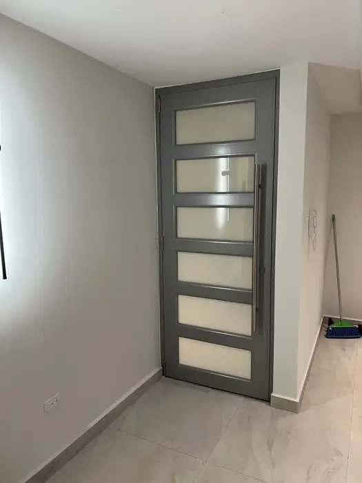 Puerta de aluminio instalada por Express Aluminum — foto 10