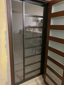 Puerta de screen fabricada por Express Aluminum — foto 1