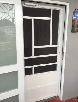 Puerta de screen fabricada por Express Aluminum — foto 4