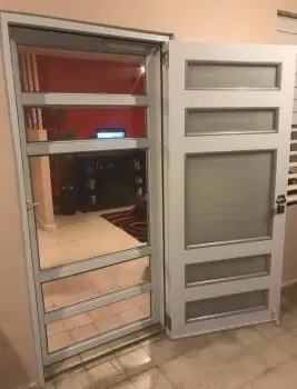 Puerta de screen fabricada por Express Aluminum — foto 6