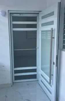 Puerta de screen fabricada por Express Aluminum — foto 8