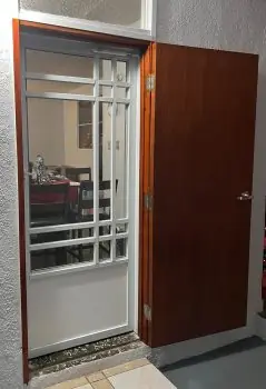 Puerta de screen fabricada por Express Aluminum — foto 9