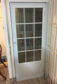 Puerta de screen fabricada por Express Aluminum — foto 10