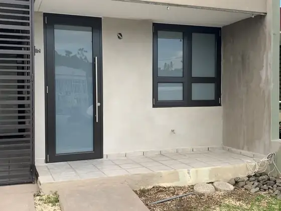 Ventana de aluminio instalada por Express Aluminum — foto 8
